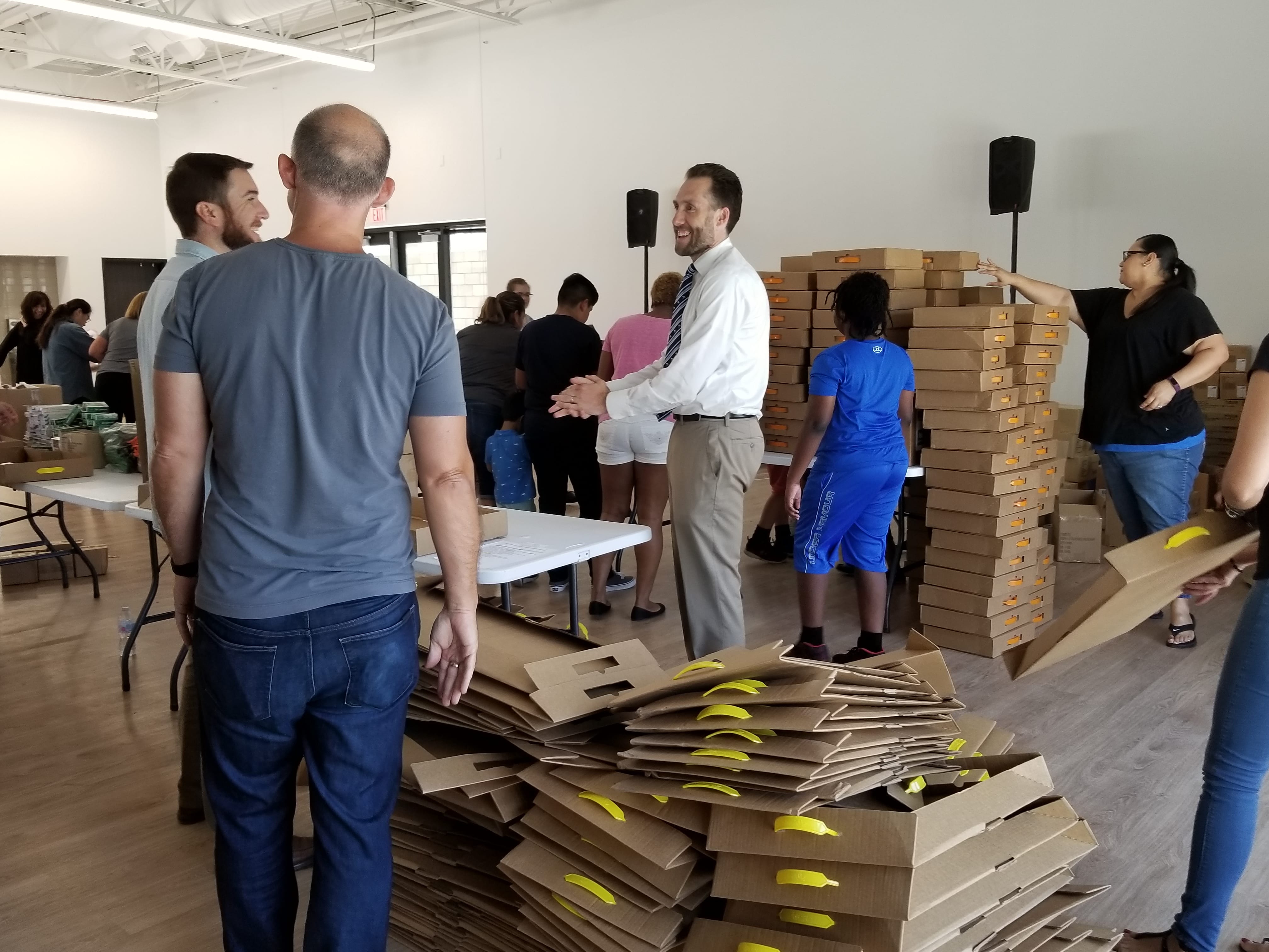 Headmater Esau meets with community volunteers