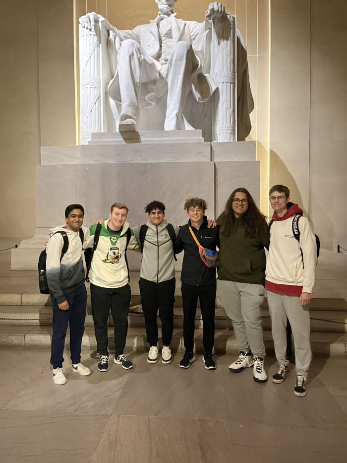 Seniors in front of the Lincoln Memorial