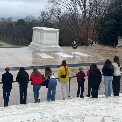 Students overlooking the Tomb of the Unknown Soldier