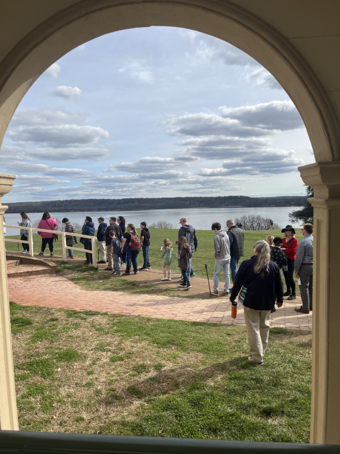 students touring Mount Vernon