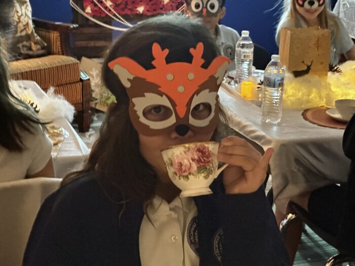 Student with mask dring tea