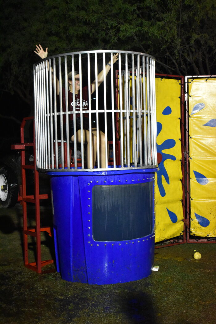 Dunk tank with headmaster